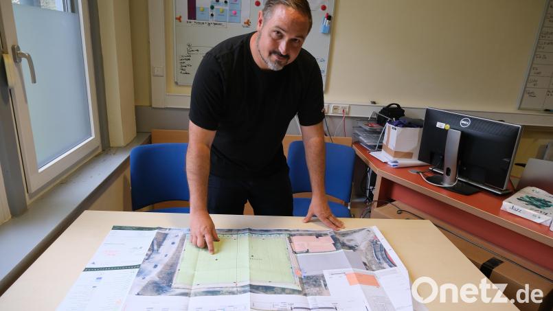 Den fertigen Plan für den Kunstrasen des TV1861 Amberg zeigt TV-Geschäftsführer Sebastian Raß. Der Verein wartet nur noch auf die Genehmigung durch den BLSV. Bild: gsp