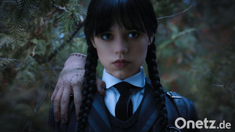 In der Serie studiert Wednesday Addams (Jenna Ortega) an der Nevermore-Akademie und entdeckt dort ihre Superkräfte. Bild: --/Netflix/dpa