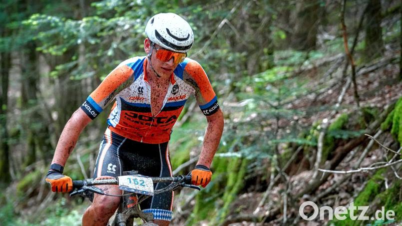Manuel Joachimstaler in seinem Element. Der 24-jährige Altenstädter sitzt seit Kindesalter auf dem Mountainbike und ist nun einer der beiden Träger des ersten Sportstipendiums der Oberpfalz. Archivbild: Joachimstaler/privat