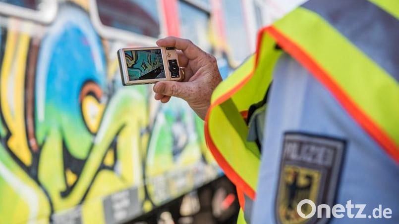Ein Zug wurde von unbekannten Tätern mit Graffiti besprüht. Die Bundespolizei bittet um Hinweise. Bild: Bundespolizei