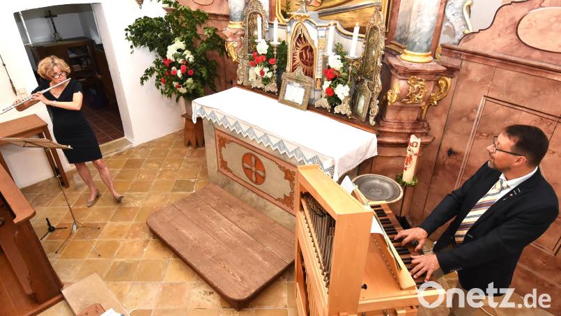 Michaela Beha aus Amberg mit der Querflöte und Markus Lommer aus Sulzbach-Rosenberg konzertierten im Altarraum der Filialkirche St. Margareta. Bild: no