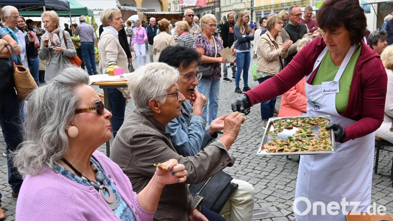 Häppchen zum Probieren gibt es am Freitag, 25. Juli, auf dem Amberger Bauernmarkt, weil der ein Jubiläum feiert. Archivbild: gf