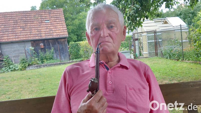 Die Pfeife gehört zu ihm. Richard Fuchs im Garten seines Hauses in Betzenberg. Dort hat er auch sein eigenes Bauernmuseum. Bild: hka
