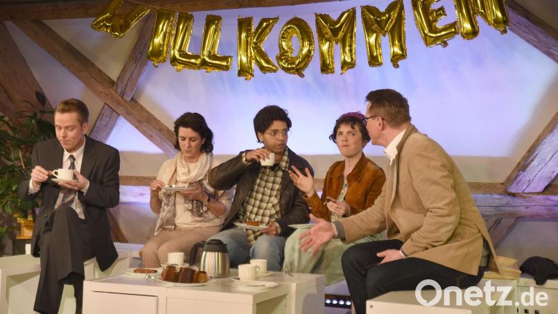 Willkommen in einer neuen Kultureinrichtung für Theaterbetrieb? Diese Szene stammt zwar aus dem Stück &quot;Willkommen bei den Hartmanns&quot; des Landestheaters Oberpfalz (LTO), das Archivbild könnte aber symbolisch für einen Neubeginn stehen. Der Landkreis Tirschenreuth jedenfalls ist dem noch zu gründenden Zweckverband schon beigetreten. Symbolbild: Tobias Schwarzmeier