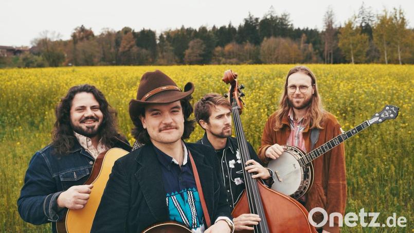 &quot;Johnny &amp; the Yoohahoos&quot; treten im Innenhof der Amberger Stadtbibliothek auf.. Bild: Lisa Schuhbeck