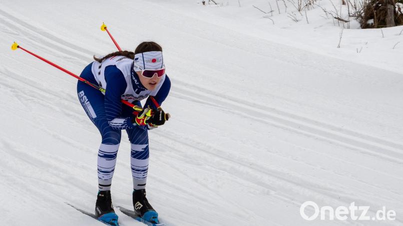 Linda Schlierf aus Amberg auf der Loipe. Die 16-jährige Skilangläuferin hat als eine von zwei Athleten das neue Sportstipendium der Oberpfalz erhalten. Bild: chl