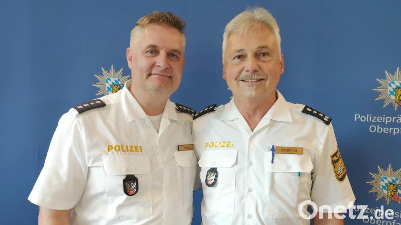 Polizeihauptkommissar Werner Stopfer (rechts) geht in Rente. Sein Nachfolger ist Thorsten Fiebiger. Bild: ald