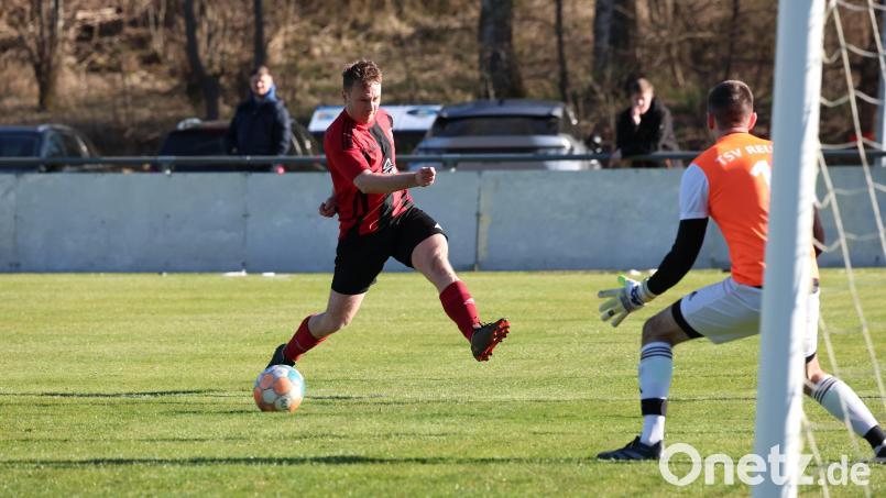 Ob der Eschenbacher Manuel Bitterer im Derby gegen die SpVgg Trabitz ebenso frei zum Abschluss kommt wie hier im Spiel der Vorsaison gegen den TSV Reuth? Die Gäste geben sich selbstbewusst und wollen drei Punkte einfahren. Archivbild: Dieter Jäschke