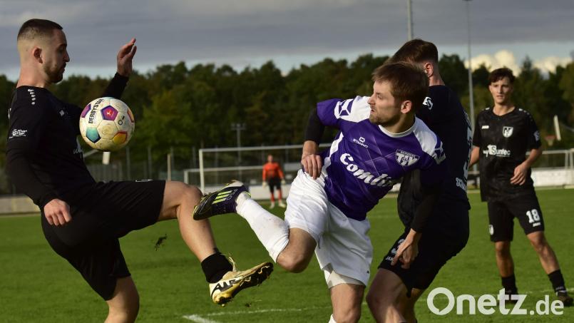 Thimo Luff (lila Trikot/Szene aus einem Spiel der vergangegen Saison) will nach der Auftaktniederlage gegen OVI/Teunz im Heimspiel gegen den TSV Stulln die ersten Punkte. Bild: mhs