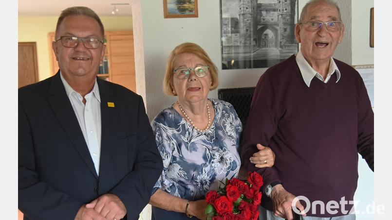 Bürgermeister Martin Preuß (links) gratuliert Brigitte und Hans-Peter Sänger zur Eisernen Hochzeit. Bild: gf