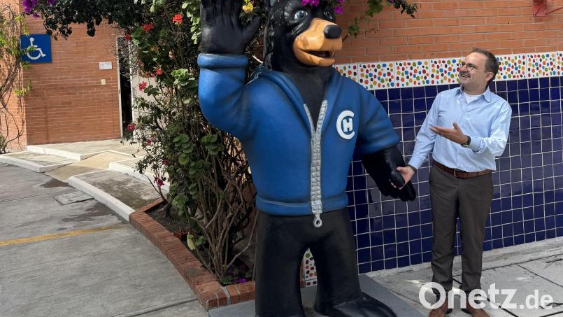 Oso Alex, das Schulmaskottchen der Humboldt-Schule mit Christian Weiß-Mayer. Bild: Stefan Mayer