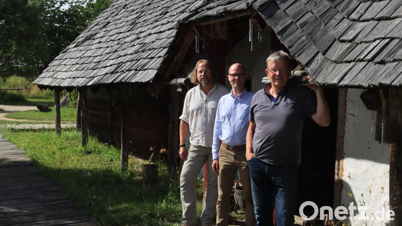 Wolters, Vrbík und Wolf am &quot;Slavischen Langhaus&quot;: Ein solches Haus wurde als Wohnhaus, Versammlungsort und Repräsentationsraum genutzt. Bild: olr