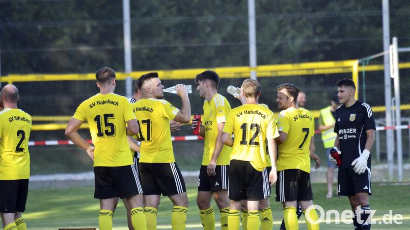 Noch einmal Kräfte sammeln und dann rein ins Derby: Der SV Hahnbach empfängt am Freitagabend erstmals den Nachbarverein SF Ursulapoppenricht zu einem Bezirksliga-Punktspiel. Archivbild: Hubert Ziegler