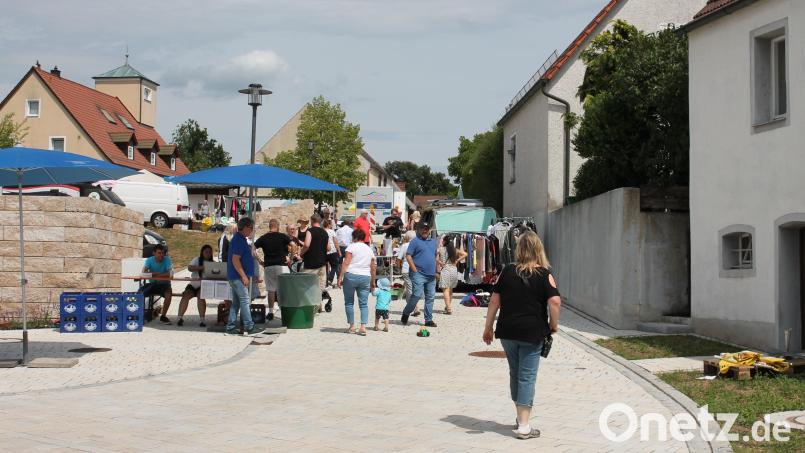 Ein Straßenfest mit internationalen Speisen und Flohmarkt: Die Idee kam bei den Pressathern gut an. Obendrein spielte &quot;Sankt Petrus&quot; mit und sorgte für perfektes Flanierwetter. Bild: Bernhard Piegsa
