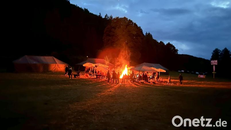 In so manchem Ferienlager lodern bald wieder die Lagerfeuer. Um einem Fehlalarm vorzubeugen, rät die Feuerwehr, je nach Anlass und Größe des Feuers die betreffende Gemeinde zu informieren. Symbolbild: ath
