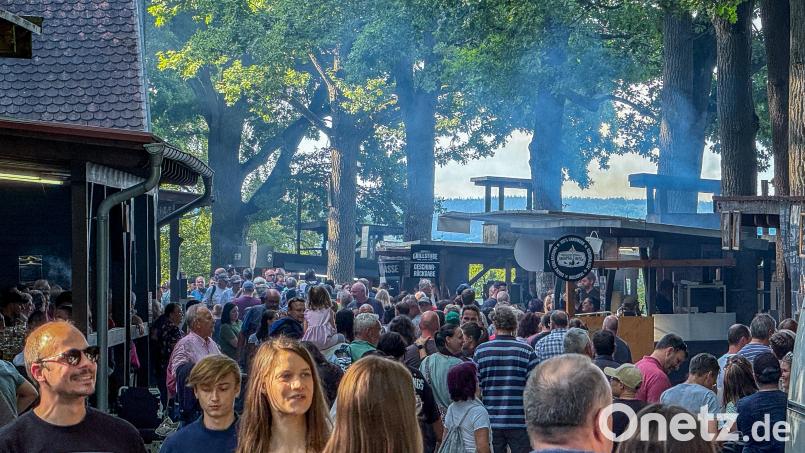Rauchschwaden vom Grill ziehen über die Köpfe der Menschen, die sich in der Budengasse drängen. Bild: Stephan Huber