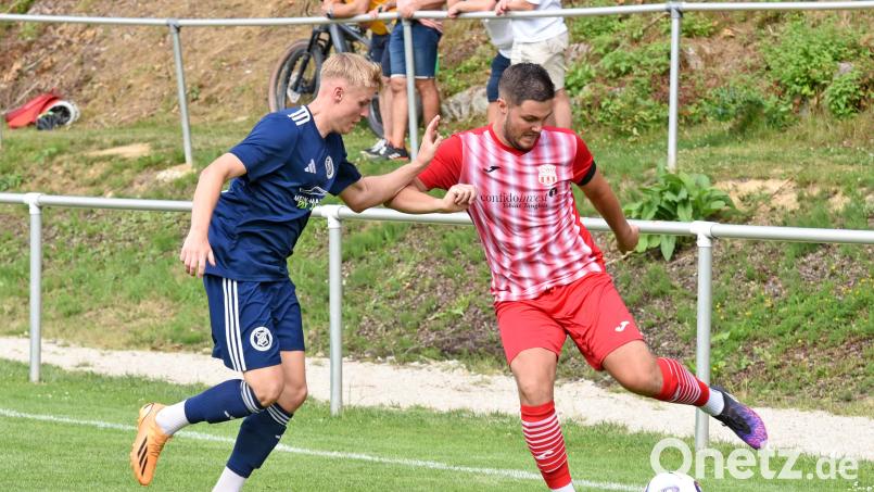 Stürmer Julian Schindler (rechts, Szene aus der Partie gegen Regnitzlosau) und seine Teamkollegen vom TSV Waldershof unterlagen am Mittwochabend dem 1. FC Trogen mit 0:1. Archivbild: Gebert