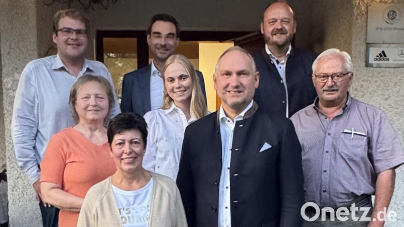 CSU-Vorsitzender Christoph Müller, FU-Chefin Christine Härtl, CSU-Kreisvorsitzender Stephan Oetzinger, JU-Vorsitzende Constanze Hartwig, Landrat Andreas Meier und Altbürgermeister Josef Wittmann (von links) sichern Erstem Bürgermeister Richard Kammerer (vorne, mit Ehefrau Ulla) volle Unterstützung zu. Bild: knh