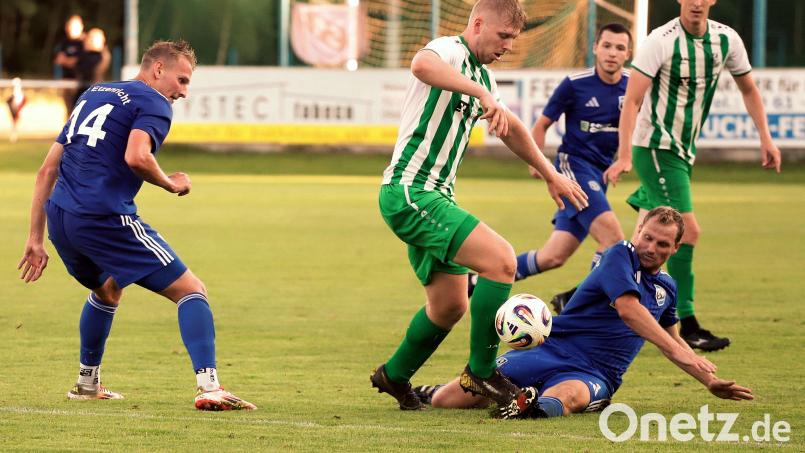 Gut zu tun hatte Etzenrichts Spielertrainer Andreas Wendl (am Boden) am Dienstagabend gegen den TV Bad Abbach in seiner zentralen Abwehrposition zusammen mit Noah Scheler und Max Herrmann gegen Abbachs ballführenden Alexander Legler. Bild: war
