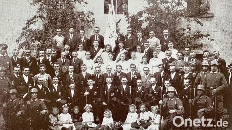 Fahnenweihe des Krieger- und Soldatenbundes Freihung im Jahr 1923 mit Fahnenbraut Anna Rittner, geb. Schlosser. Bild: Archiv Markt Freihung