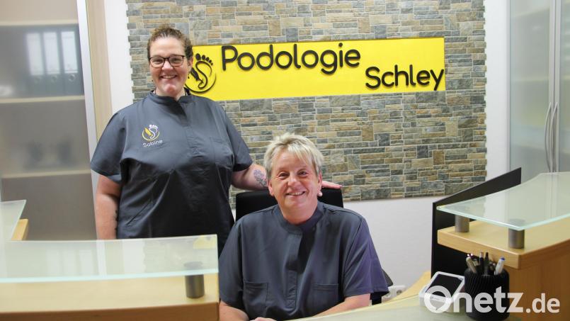 Sabine Schley (links) eröffnet am 1. August eine Praxis für Podologie im Sonnenhaus. Zu ihrem Team gehört Andrea Heumann am Empfang. Bild: prh