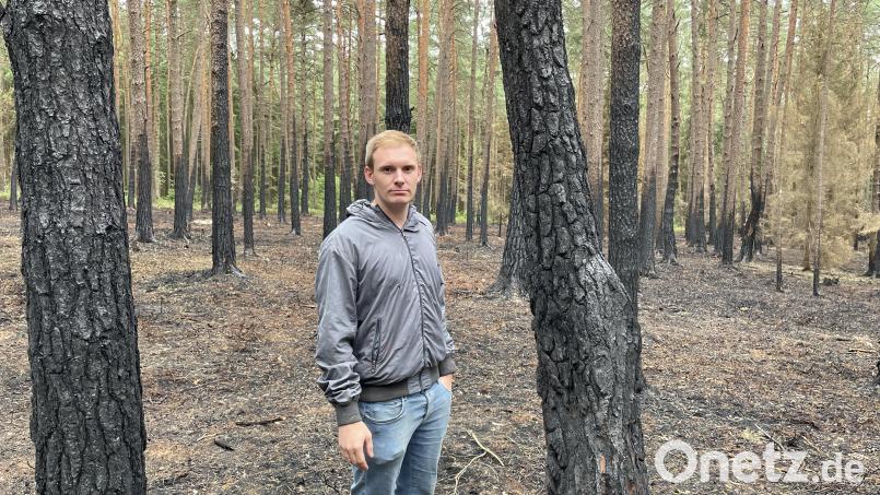 Der Waldbesitzer Johannes Westiner in seinem Wald. Das komplette Unterholz verbrannte, genau wie die frisch gepflanzten Setzlinge und jetzt muss er wahrscheinlich auch noch etwa 1000 Bäume fällen. Bild: Lukas Büchold