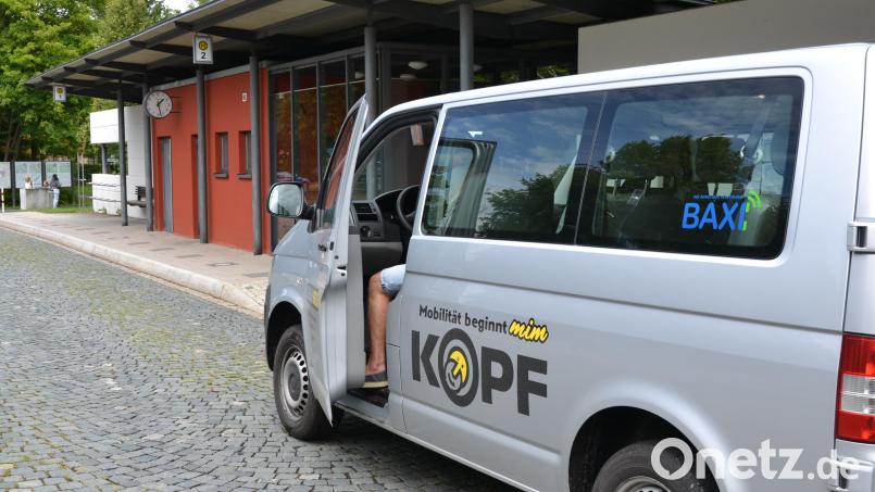 Ein Baxi hält am Busbahnhof in Tirschenreuth. In der jüngsten Kreistagssitzung stellte Fabian Müller vom Verkehrsverbund Großraum Nürnberg (VGN) einen weiteren Zwischenbericht in Sachen Nahverkehrsplan vor. Bild: Thorsten Schreiber