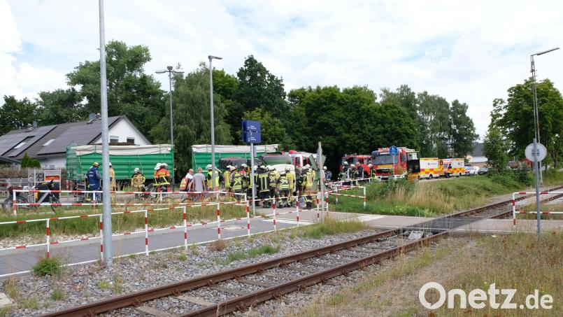 Auf der Böttgerstraße in Schwarzenfeld ist ein Traktor umgekippt. Ein Großaufgebot an Rettungskräften ist im Einsatz. Bild: Manfred Bäumler