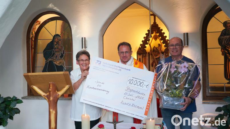 Christa Wildenauer übergibt an Pfarrer Alexander Hösl und Kirchenpfleger Werner Hanauer (von links) 10.000 Euro für die Renovierung der katholischen Stadtpfarrkirche Vohenstrauß. Bild: fvo