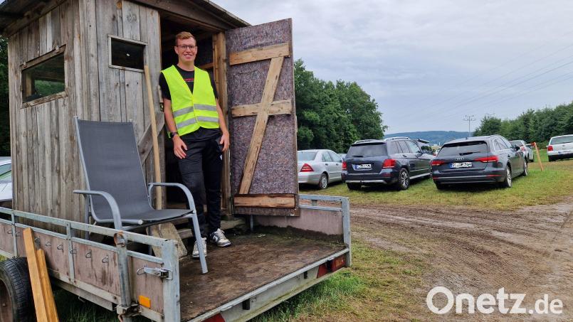 Der ergiebige Regen der vergangenen Tage hat Auswirkungen auf das Annabergfest: Die Parkplätze rund um die Wallfahrtskirche versumpfen, Autos stehen im Dreck und kommen ins Rutschen. Doch Parkplatzwächter und Fahrer nehmen es meist mit Humor. Bild: Tobias Gräf