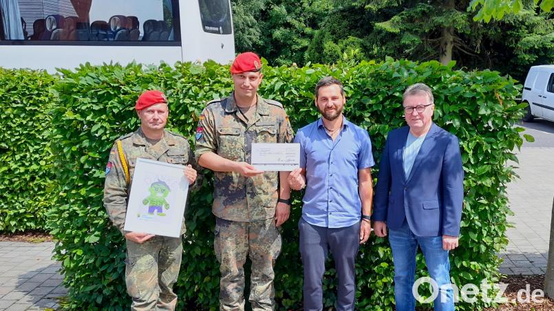 Batteriefeldwebel Oberstabsfeldwebel Mario, Batteriechef Major Christian, Einrichtungsleiter Peter Wasel und CSU-Stadtratsmitglied Heinz Uhl (von links) bei der Übergabe der Spende. Bild:  Markus Kindsgrab, Stadt Windischeschenbach