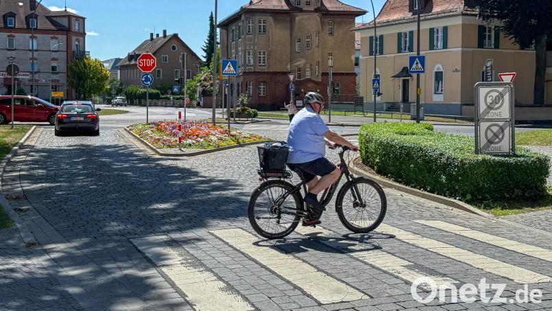 Autofahrer, Radfahrer und auch Fußgänger kommen aus allen Richtungen beim großen Amberger Kreisel zusammen. Könnte eine Umgestaltung des Kreisverkehrs am „Nabburger Torplatz&quot; eine Verbesserung für alle Verkehrsteilnehmer bewirken? Oder sind die Planungen dafür raugeschmissenes Geld? Im Hauptausschuss wurde darüber diskutiert. Bild: Stephan Huber