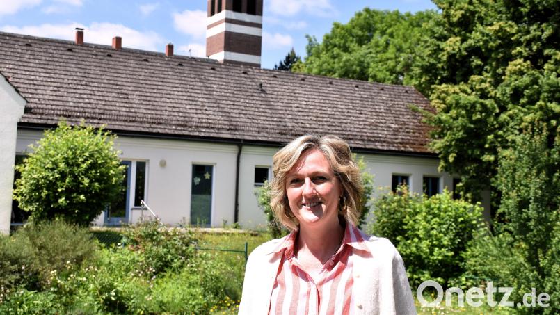 Pfarrerin Dr. Stefanie Schön vor dem Kirchturm der Evangelischen Erlöserkirche in Tirschenreuth. Sie hört als Gemeindepfarrerin auf und geht in den Schuldienst. Bild: ubb
