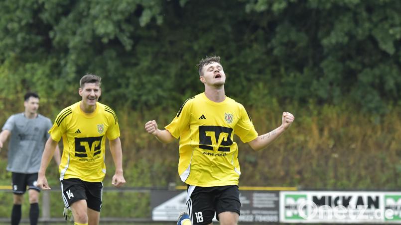Tim Weisenberger (vorne) traf doppelt für den SV Hahnbach. Bild: Hubert Ziegler