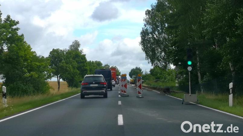 Die Bundesstraße 299 ist ab 1. August zwischen Steinmühle und der Abzweigung bei Pechofen gesperrt. Aktuell laufen Vorbereitungsarbeiten, weshalb der Verkehr stellenweise nur auf einer Spur fließen kann, wie hier auf Höhe der Deponie Steinmühle. Bild: lnz