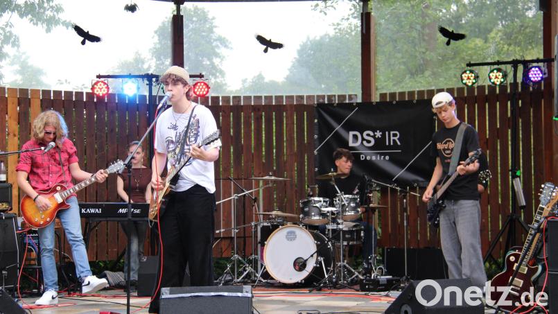 &quot;Desire&quot; mit Linus Jekal, Patricia Lange, Erik Bayer, Ben und Paul Kippes (von links) begeistert mit hartem Rock das überwiegend junge Serenaden-Publikum in Neustadt/WN. Bild: prh