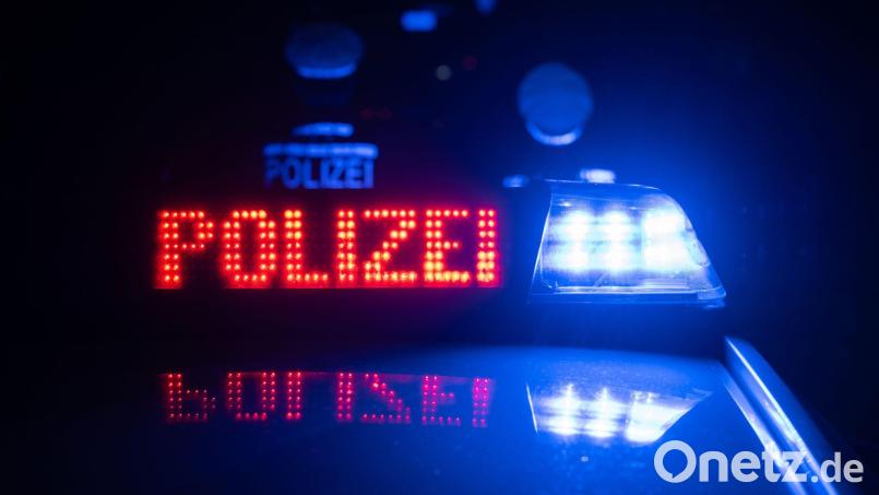Ein per Haftbefehl gesuchter Mann versteckte sich in einem Bach bei Waldsassen vor der Polizei. Er wurde festgenommen. Symbolbild: Marijan Murat/dpa
