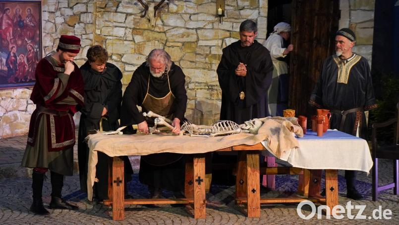 Wer ist der Tote? Darüber grübeln die Akteure des Mittelalterkrimis &quot;Jenseits der Nacht&quot; bei den Kastler Klosterfestspielen. Am Donnerstagabend war Premiere. Bild: Marco Meier