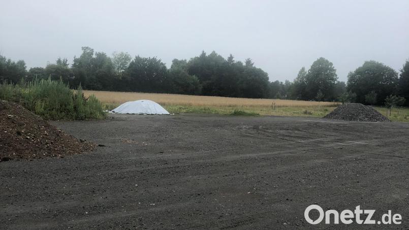Auf dem Acker hinter dem neuen Festplatz wird das Mischgebiet Hüttener Straße erweitert. Den Auftrag für Planungsleistungen und Bauleitplanung erhält die Firma Blank &amp; Partner aus Pfreimd. Bild: sei