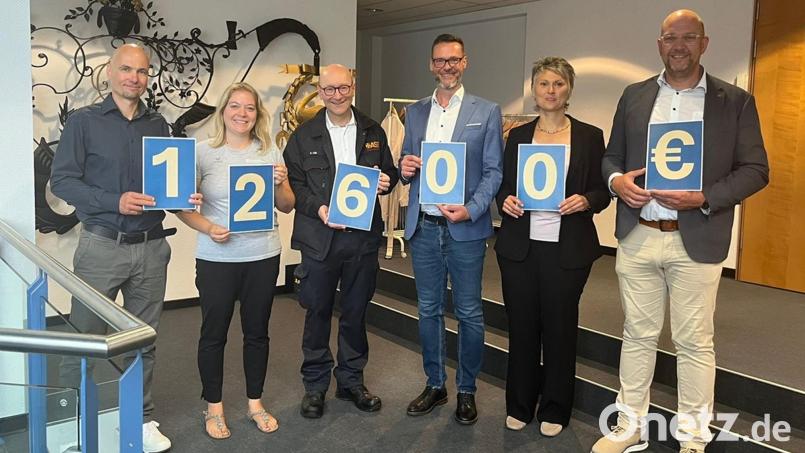 Die Raiffeisenbank Auerbach-Freihung eG unterstützt gemeinsam mit der DZ Bank den Arbeiter-Samariter-Bund: Markus Lehnert, Corinna Speckner, Roland Löb, Michael Sommer, Stefanie Henfling und Michael Liedl (von links) freuen sich über die Spende. Bild: jma