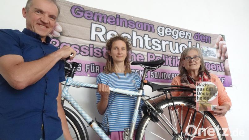 Wolfgang Stöckl, Karin Fichtner und Hilde Lindner-Hausner (von links) starten eine Kampagne, um mit Flyern und einer Fahrradrallye auf die Gefahr durch Rechtsextreme im Kampfsport in Weiden aufmerksam zu machen. Bild: ui