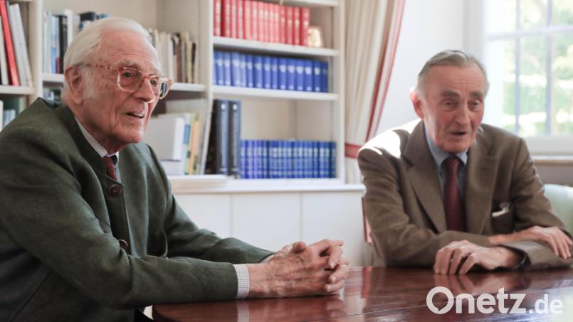Herzog Franz von Bayern (links) und sein jüngerer Bruder Herzog Max in Bayern beim Gespräch mit Oberpfalz-Medien über ihre Erinnerung an die Zeit im KZ Flossenbürg. Bild: Maria Oberleitner