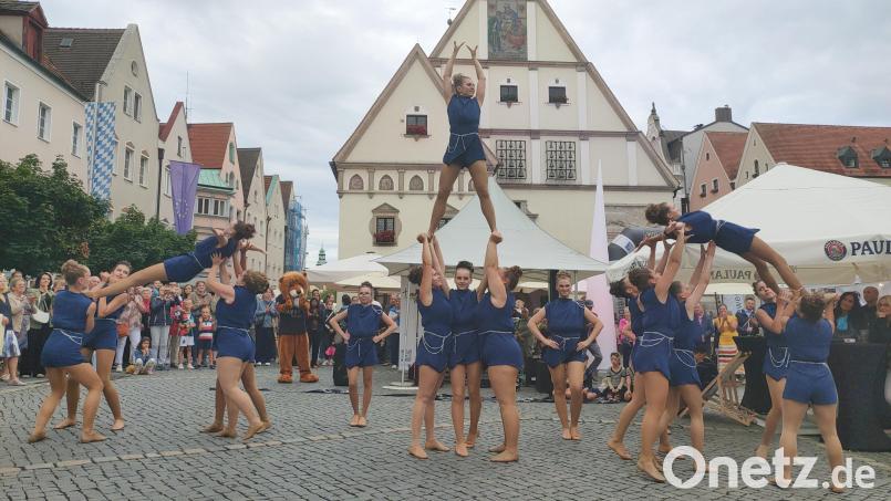 Die Tanzgruppe &quot;Dance Unlimited&quot; eröffnete am Oberen Markt die Veranstaltung &quot;Weiden träumt&quot;. Bild: ald