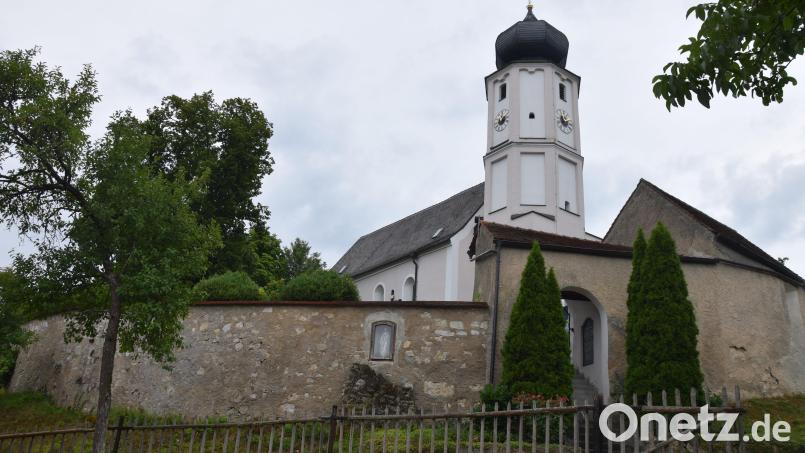 Der Marktgemeinderat Hohenburg gab seine Zustimmung für die Sanierung der aus dem 13. Jahrhundert stammenden Friedhofsmauer von &quot;St. Peter&quot;. Bild: bö