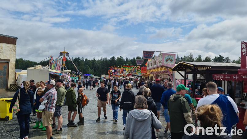 Das Deutsch-Amerikanische Volksfest hat 2024 immer wieder mit dem Regen zu kämpfen. Der Stimmung tut es keinen Abbruch. Archivbild: sne