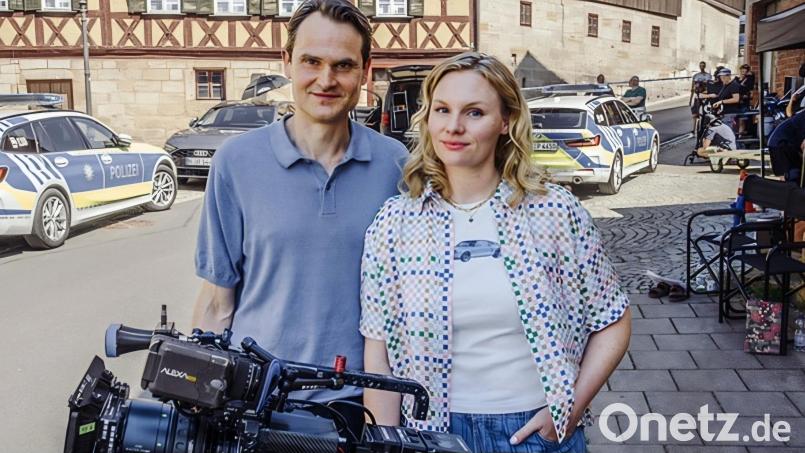 Fabian Hinrichs alias Hauptkommissar Felix Voss mit seiner neuen Kollegin Rosalie Thomass, die die Hauptkommissarin Emilia Rathgeber spielt. Bild: BR/Claussen+Putz Filmproduktion/Hendrik Heiden