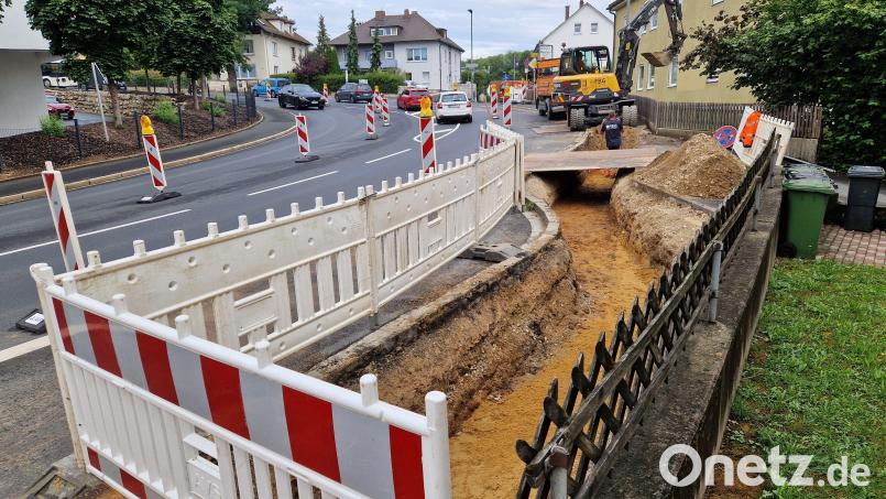 Die FBG (Fränkische Baugesellschaft) hat an mehreren Stellen in Sulzbach-Rosenberg Straßen und Gehwege aufgerissen, um größere Stromkabel zu verlegen – auch hier an der B14 im Bereich der Oberpfalz-Arkaden. Bild: Tobias Gräf