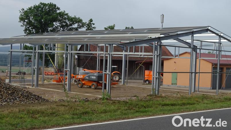 Die Neugestaltung des Bauhofs mit einer Investition von 1,7 Millionen Euro ist das gegenwärtig größte Bauvorhaben der Gemeinde Fensterbach. Momentan wird auf dem Gelände östlich von Knölling eine Fahrzeughalle errichtet. Bild: Houschka