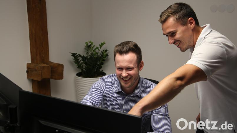 Gute Stimmung im Büro der Steuerkanzlei Hartlich: Kilian Röder (links) und Fabian Hartlich bekommen bald ein neues Firmengebäude. Bild: Sebastian Böhm