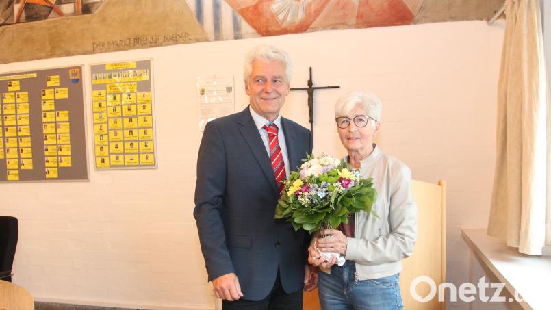 Bürgermeister Robert Lindner sagt Eleonore Dreßler &quot;Vergelt&#039;s Gott&quot; für das langjährige Engagement. Bild: pi